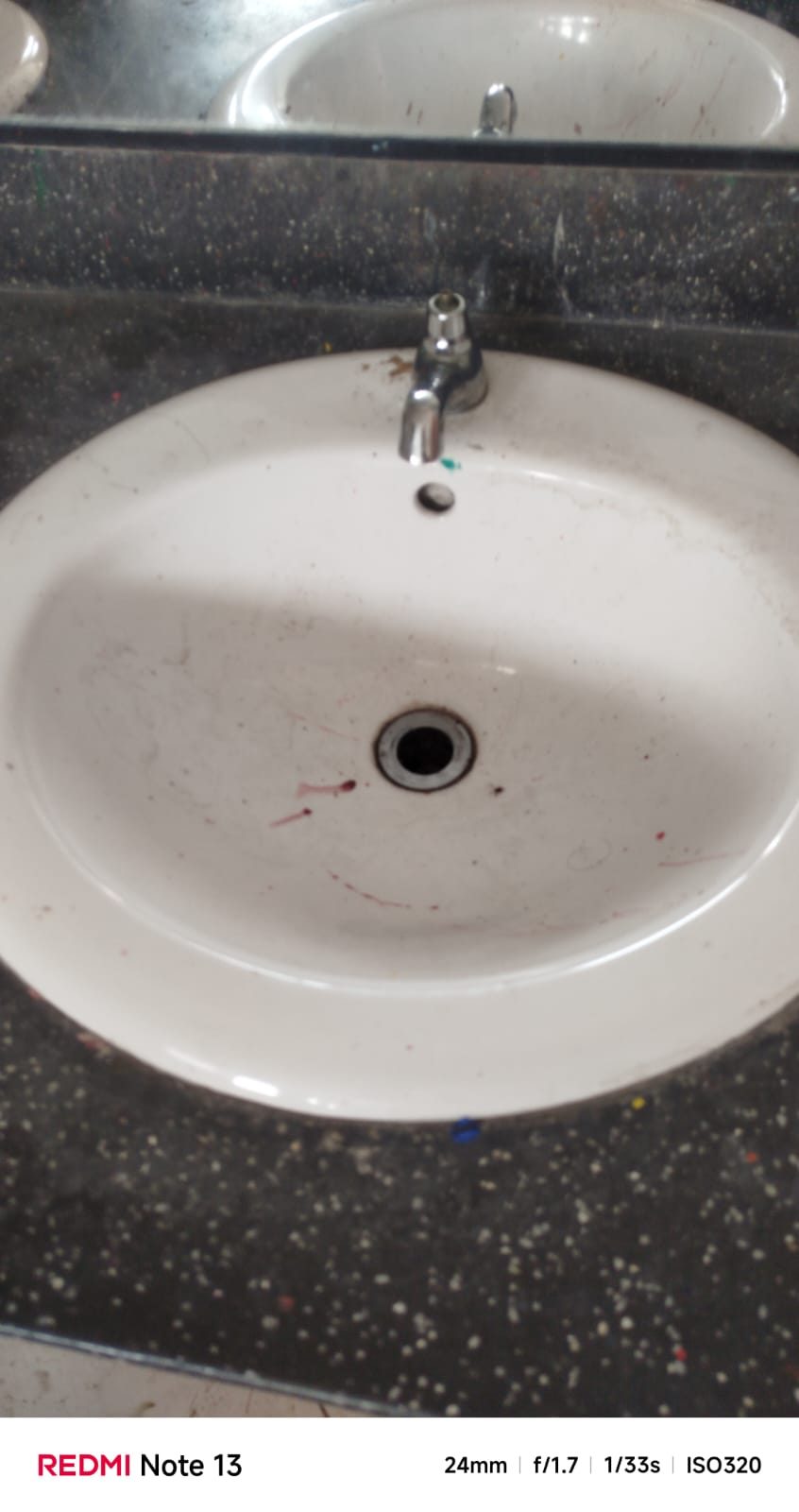 Caño averiado en el baño de primaria