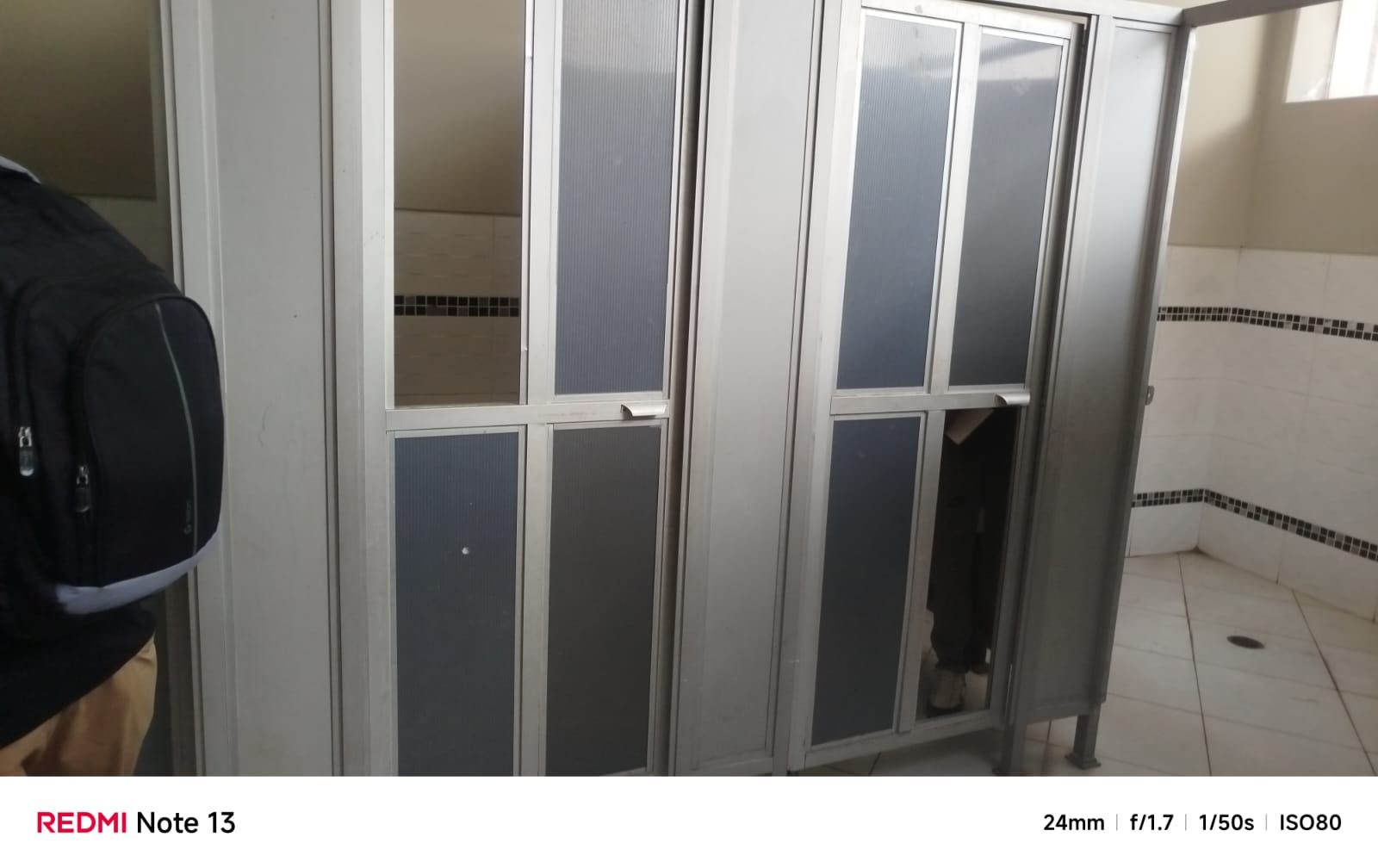 Puertas averiadas del baño de secundaria
