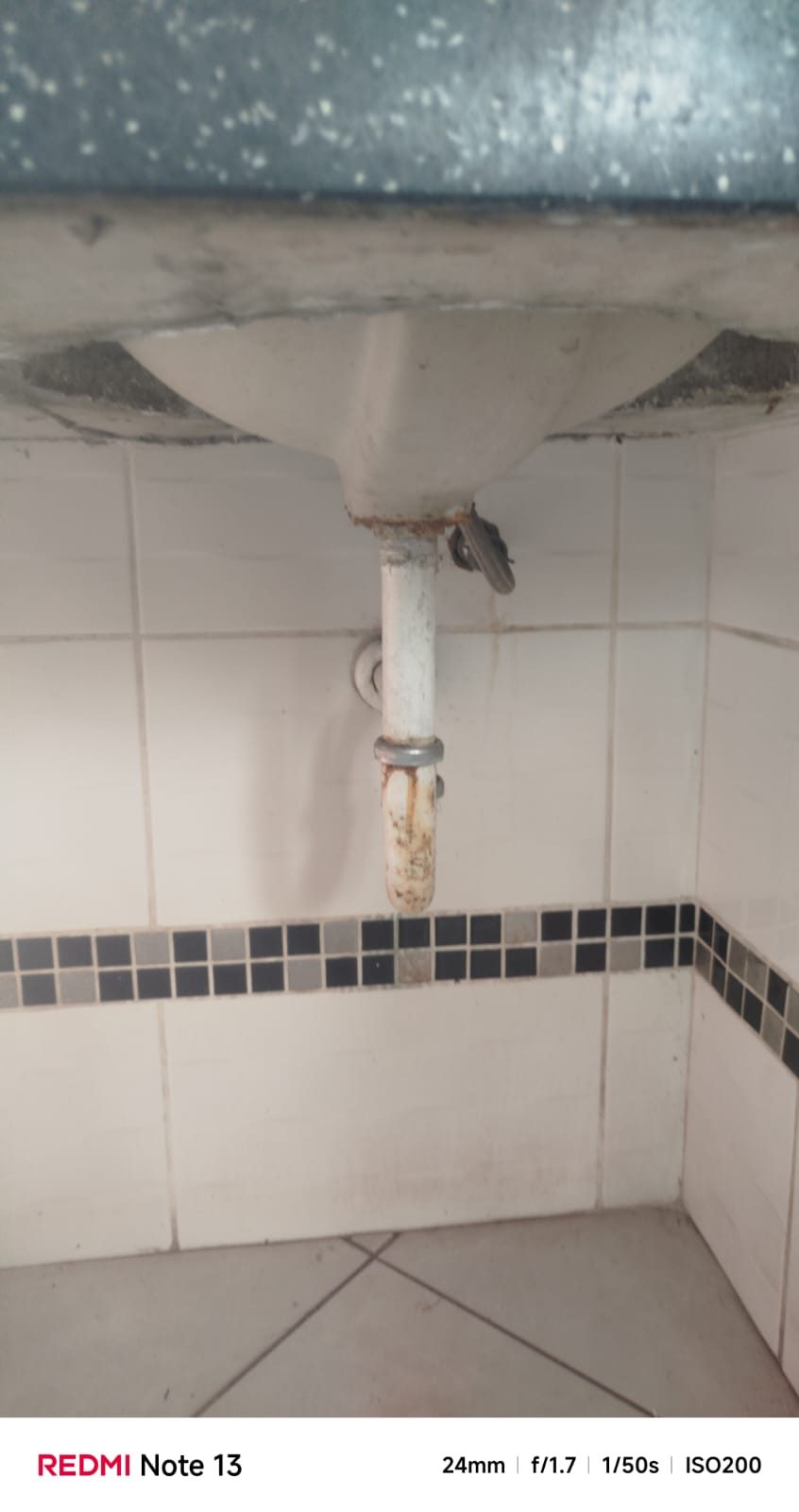 Tuberías dañadas en el baño