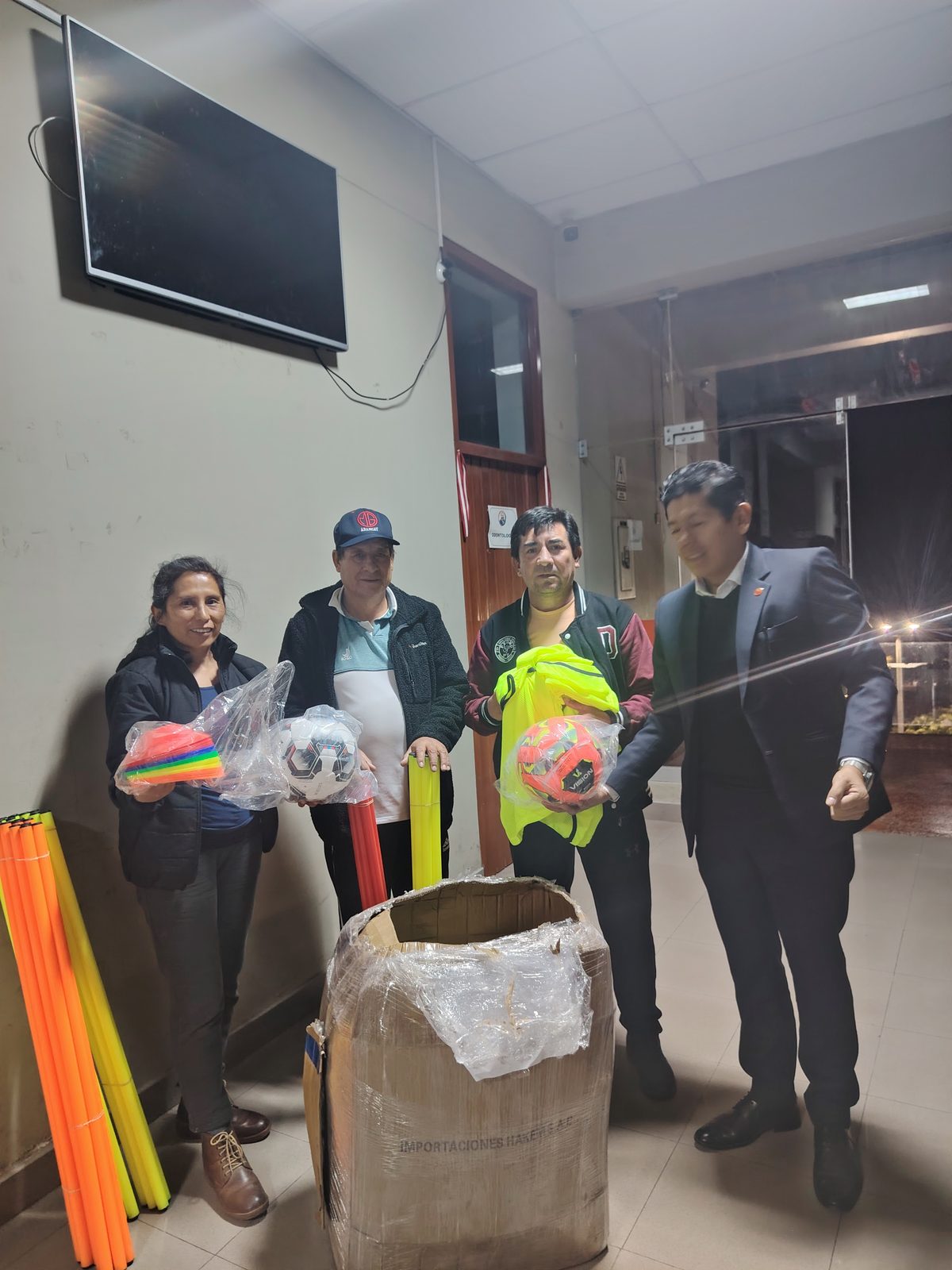 Entrega de material deportivo a docentes de Educación Física