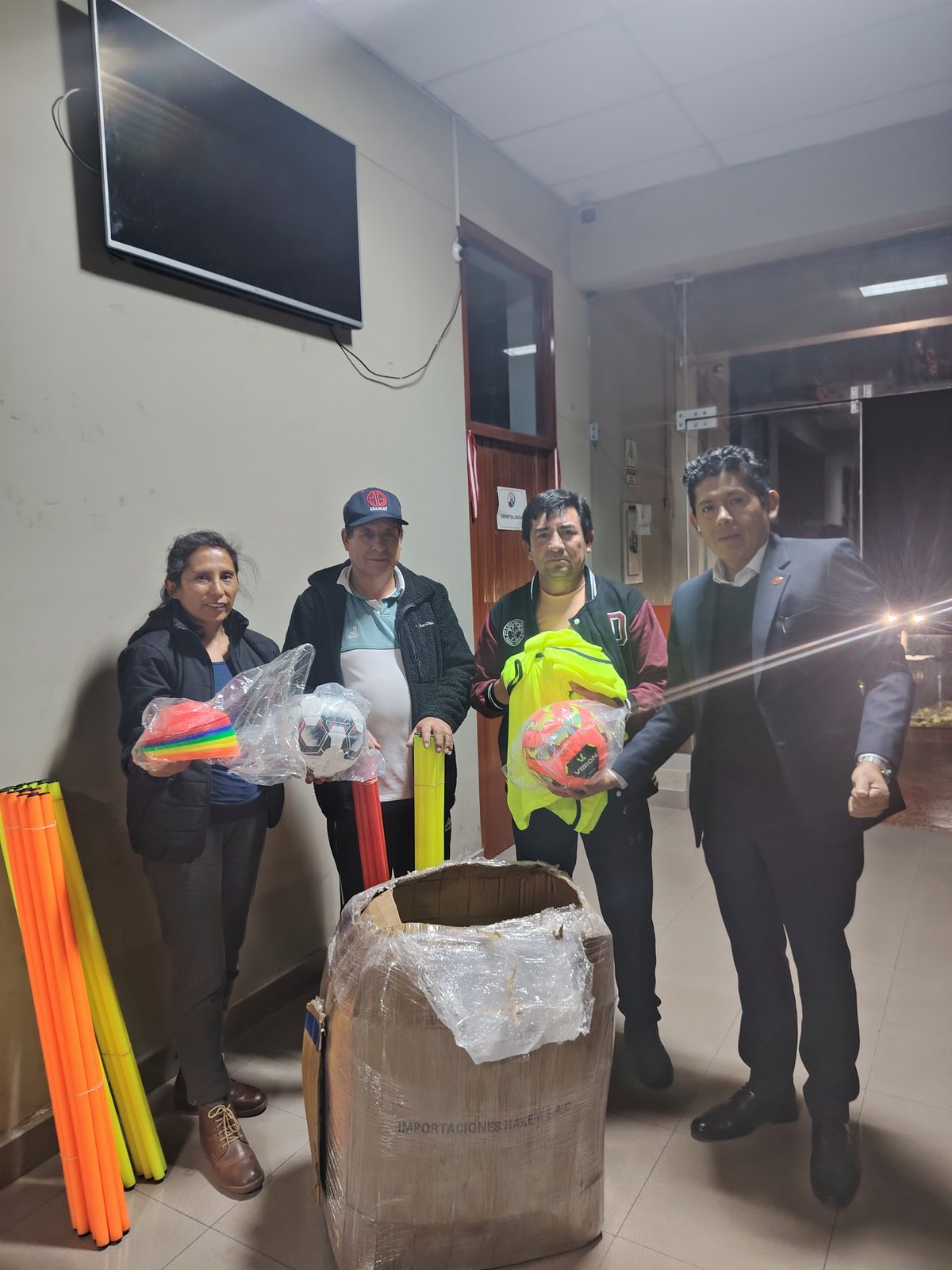 Entrega de material deportivo a docentes de Educación Física