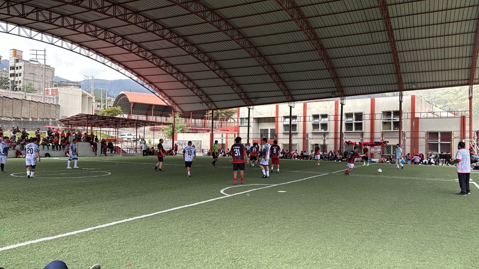Padres de familia en el Campeonato de Confraternidad organizado por APAFA