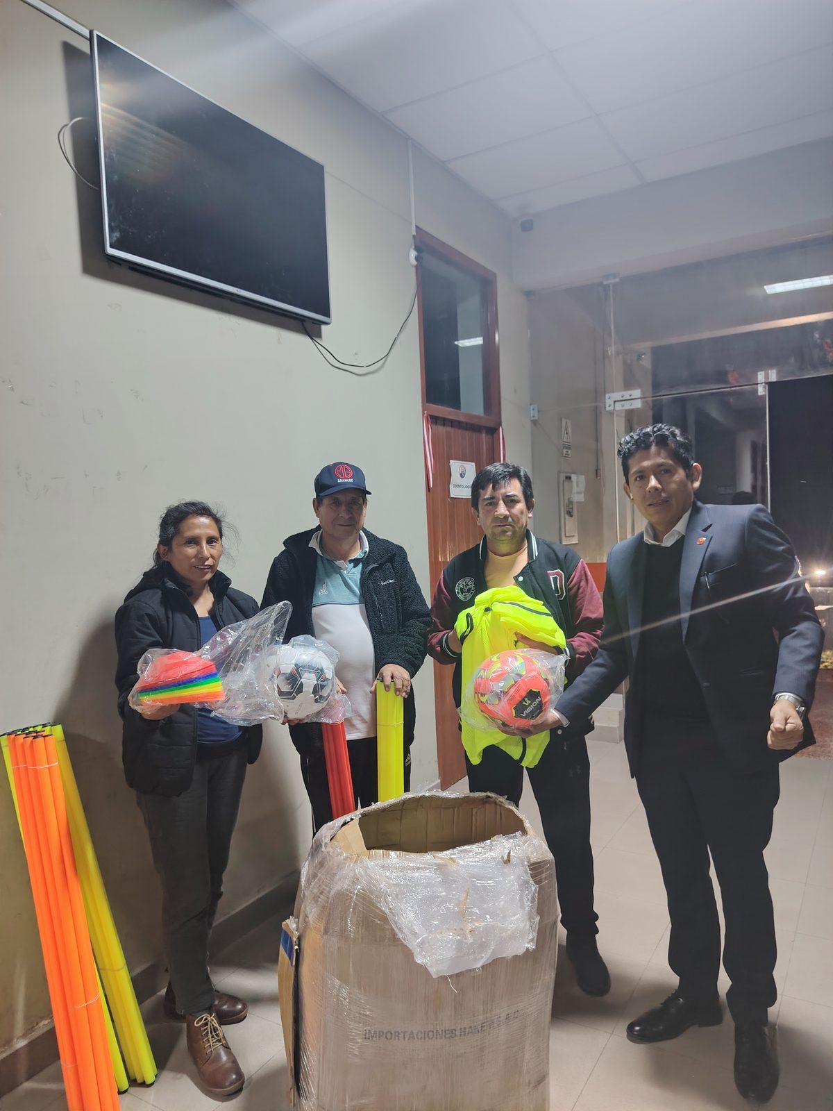 Entrega de material deportivo a los docentes