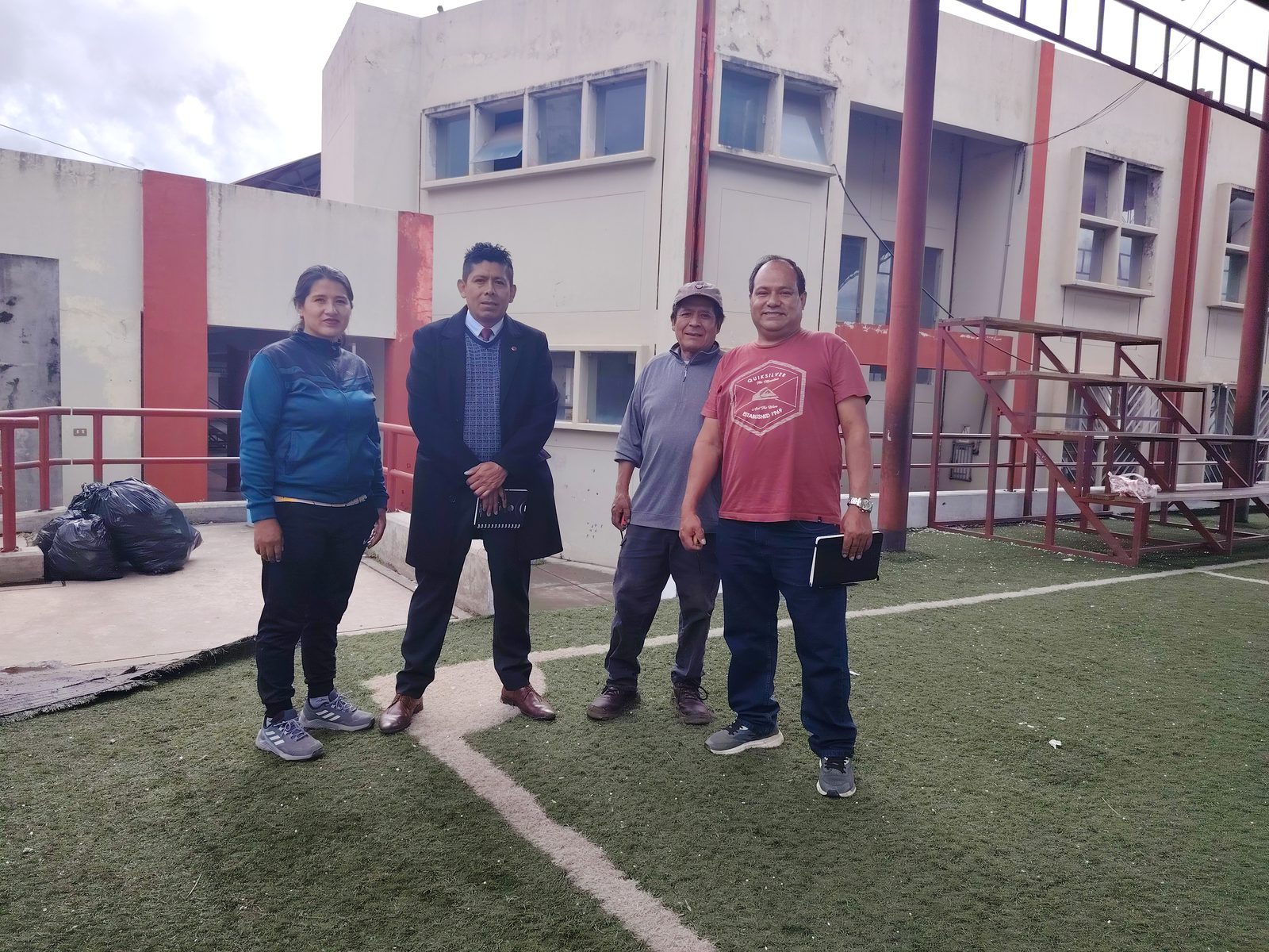Instalación de estructuras metálicas en el colegio