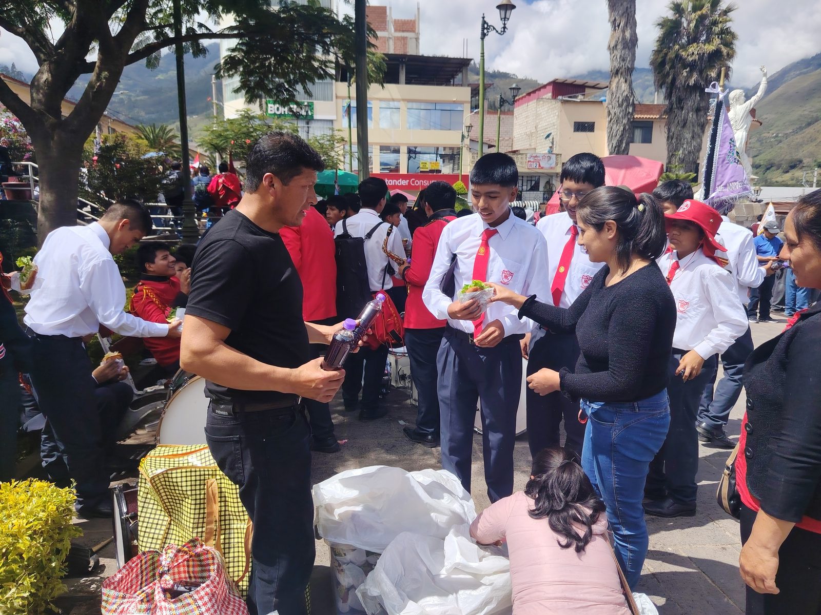Atención de refrigerios en el desfile