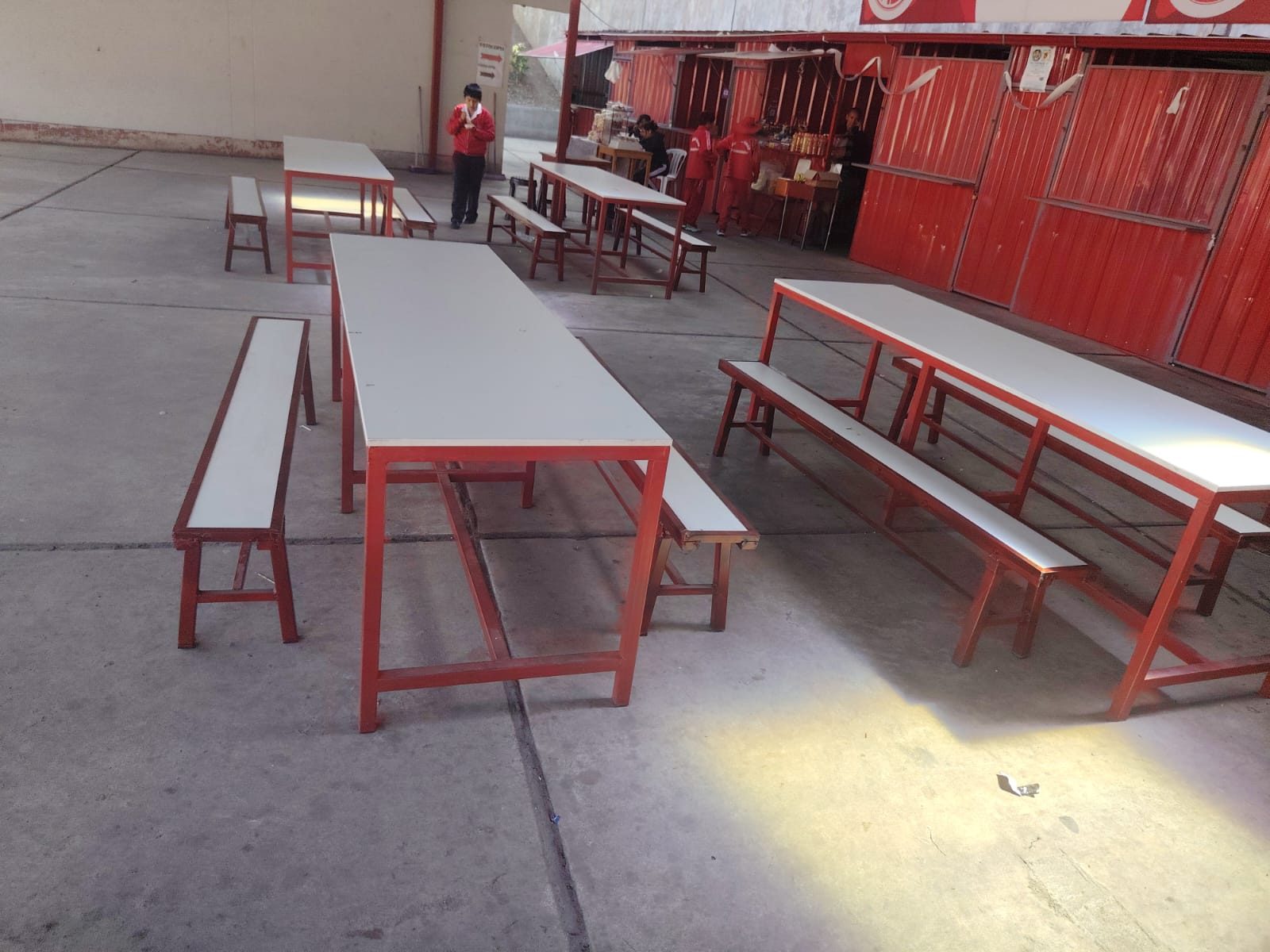 Implementación de mesas y bancas en el kiosco