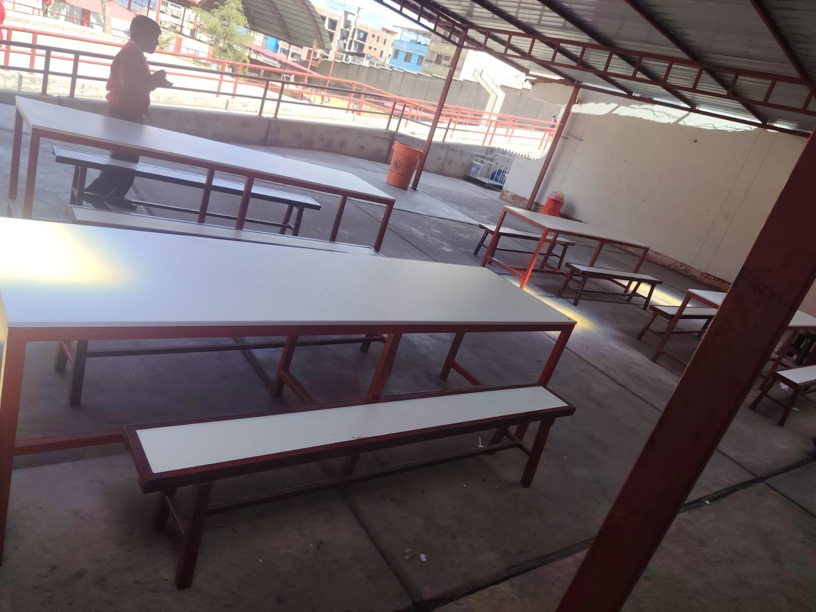 Implementación de mesas y bancas en el kiosco