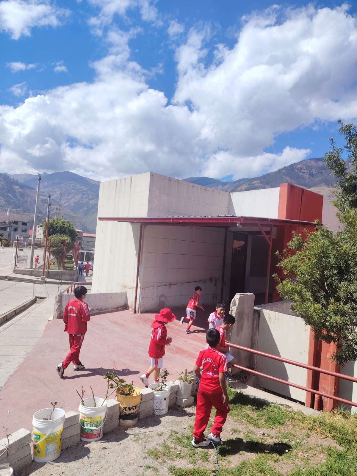 Construcción final de la rampa con techo y piso de cemento