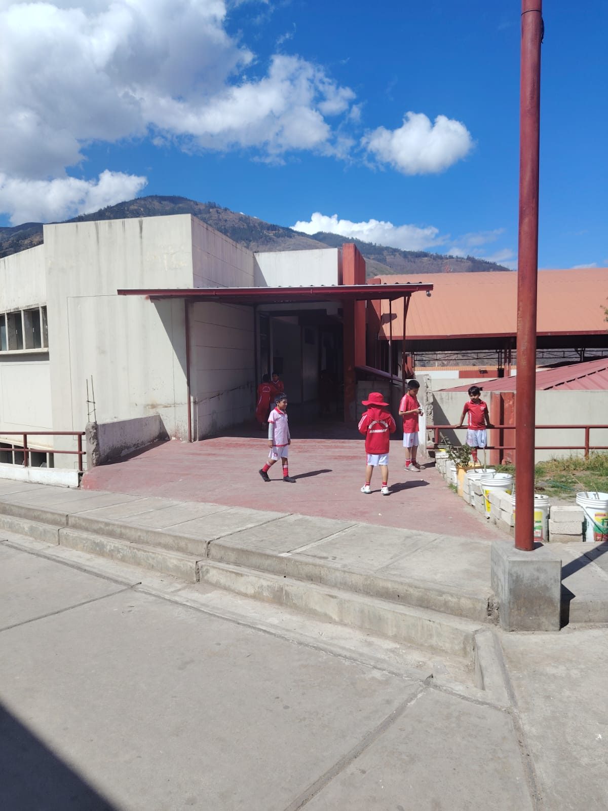 Construcción final de la rampa con techo y piso de cemento