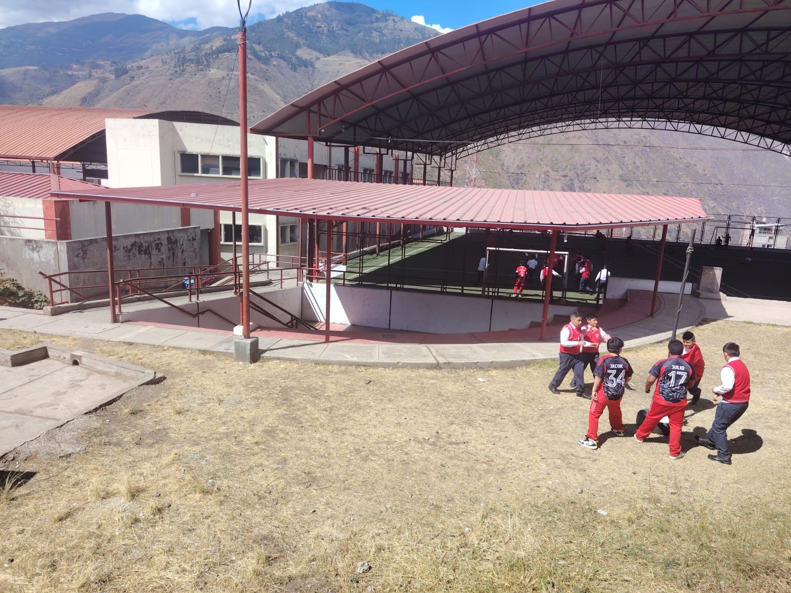 Construcción del techo del teatrín de nivel primaria