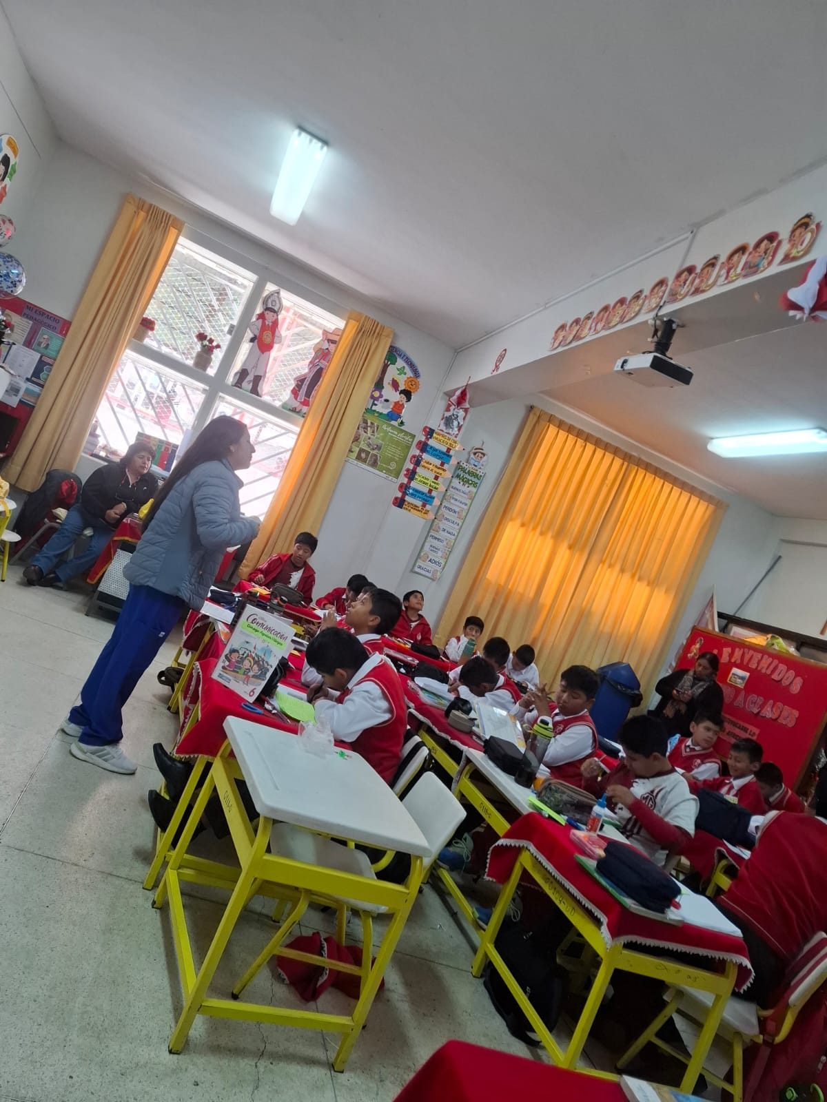 Actividad de Psicología con estudiantes en aula